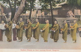 BIRMANIE ) BURMA  MYANMAR / BUDHIST PRIESTS ON THEIR MORNING ROUND   RANGOON - Myanmar (Burma)