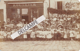 91 ANGERVILLE 1908  - Carte Photo Groupe D'enfants Après Le Remise Des Prix Devant Le Magasin ROULLIER - Angerville