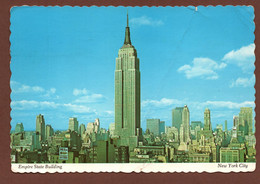 (RECTO / VERSO) NEW YORK CITY EN 1977 - EMPIRE STATE BUILDING - PLI IMPORTANT ET DECHIRURE - BEAU TIMBRE - CPSM GF - Empire State Building