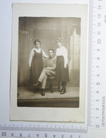 Photo Carte Militaire Soldat Pose Chez Le Photographe Avec 2 Femmes Soeurs ? - Guerra 1939-45