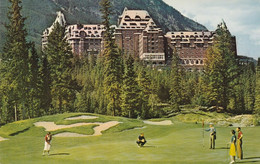 Banff Springs Hotel And Banff Springs Golf Course, Banff National Park, Alberta Putting On The 18th Green. - Banff