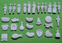 Lot 30 Fèves Anciennes - Plastique Blanc - Baigneur Couronne Sabot Fer Poisson Ballon Cloche Cœur - Vers 1960 / 1980 - Frühe Figuren