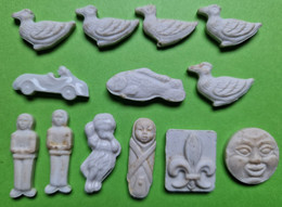 Lot 13 Fèves Anciennes - Porcelaine Blanche - Baigneur Canard Voiture Poisson Lune Lys - Vers 1960 / 1980 - Anciennes