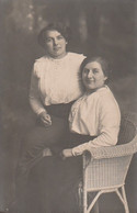 AK Foto Zwei Frauen In Rock Und Bluse - Feldpost Ochsenfurt 1915 (63066) - Altri & Non Classificati