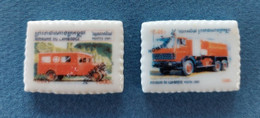 TIMBRES CAMIONS DE POMPIER - LOT DE 2 FEVES BRILLANTES - Autres & Non Classés