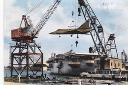 Saint Nazaire, Le Porte Avions Américain "Croatan" Enncours De Déchargement. 1966. - Guerra