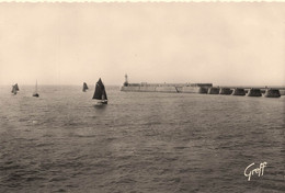 Les Sables D'olonne * Thonniers Rentrant De Pêche Et La Jetée * Bateaux - Sables D'Olonne