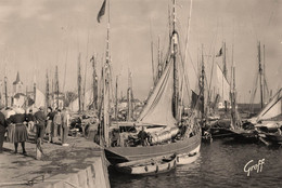 Les Sables D'olonne * Les Thonniers Au Débarquement * Bateaux - Sables D'Olonne