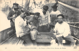 CPA 14 TROUVILLE SUR MER LA SOUPE A BORD D'UN BATEAU DE PECHE - Trouville