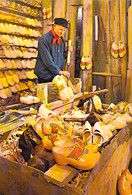 Pays-Bas > Noord-Holland > Aalsmeer  Clogmaker In His Workshop Sabotier Dans Son Atelier (métier Sabots) * PRIX FIXE - Aalsmeer