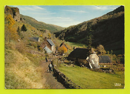 15 Dans Un Petit Village Du CANTAL VOIR ZOOM Les Travaux De La Ferme Postée De St Flour En 1977 - Fermes