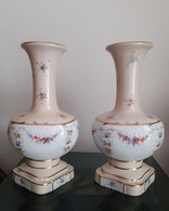 Paire De Vases Louis XV Porcelaine. Couleuvre Rouge Albert Laurent. Années 30. - Vasen