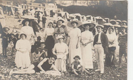 LE TREPORT CARTE PHOTO FEMMES ELEGANTES A CHAPEAUX BAIGNEURS PERSONNES A IDENTIFIERS - Le Treport