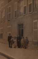 Maubeuge - Carte Photo - Une Famille Devant Leur Habitation - 1912 - Maubeuge