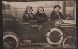 Photographie - 3 Personnes Dans Un Décor De Voiture Ancienne - Carte Postale Ancienne - Photographs