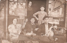 Photographie De Personnes A La Terasse D'un Café - Vin Blanc - Chien - Béret  - Carte Postale Ancienne - Fotografia