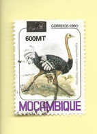 TIMBRES - STAMPS - MOZAMBIQUE / MOÇAMBIQUE - OISEUX - AUTRUCHES - TIMBRE OBLITÉRÉ AVEC SURCHARGE NOIR 600 MT - TRÈS RARE - Ostriches