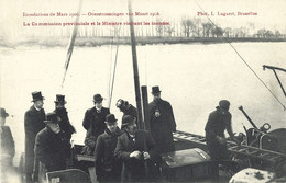 Moerzeke.   -    La Commision Previnciale Et Le Ministre Visitant Les Inondés.   -    Overstroomingen Van Maart 1906 - Hamme