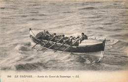 Le Tréport * La Sortie Du Canot De Sauvetage * Bateau Sauveteurs En Mer - Le Treport