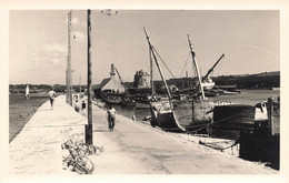 Camaret * Carte Photo * Quais , Port , Bateaux De Pêche Et Chapelle * Villageois - Camaret-sur-Mer