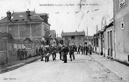 BONNIERES-SUR-SEINE LA GARE UN JOUR DE RECEPTION ( SAPEURS POMPIERS ) - Bonnieres Sur Seine