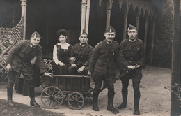 Photographie - Militaria - Soldats Avec Couple Dans Une Petite Charette - Humour - Carte Postale Ancienne - Photographs