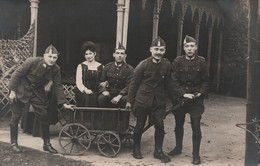 Photographie - Militaria - Soldats Avec Couple Dans Une Petite Charette - Humour - Carte Postale Ancienne - Fotografia