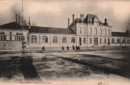 Montargis - Place Et L'école Des Garçons - Montargis