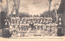 CONGO FRANCAIS  - BRAZZAVILLE - LES RELIGIEUSES DE SAINT JOSEPH DE CLUNY AVEC UNE PARTIE DE LEURS PENSIONNAIRES - Brazzaville