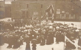 Nueil Sous Les Aubiers * Carte Photo * Procession Fête Cérémonie Religieuse , Place Du Village * La Poste Ptt - Autres & Non Classés