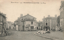 Mazières En Gatine * La Place Du Village * Villageois - Mazieres En Gatine