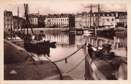 Vannes * Vue Sur Le Port * Bateau Voilier - Vannes