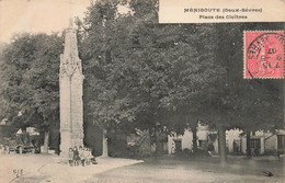 Ménigoute * La Place Des Cloîtres * Villageois - Autres & Non Classés