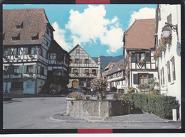 67 - Dambach La Ville - Place Du Marché Et Fontaine De L'ours Entourée De Vieilles Maisons Richement Fleuries - Dambach-la-ville