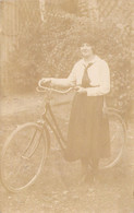 FANTAISIE - Femme - Jeune Femme Sur Son Vélo - Bêret - Carte Postale Ancienne - Femmes