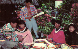 FLORIDA - SEMINOLE INDIAN FAMILY ENGAGED IN THE CRAFTS THAT EARN THEM A LIVING - Sonstige & Ohne Zuordnung