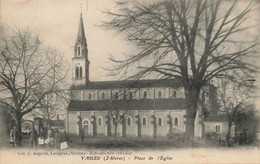 Vasles * La Place De L'église * Villageois - Autres & Non Classés