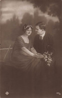 Fantaisie - COUPLE - Amoureux - Carte Postale Ancienne - - Couples