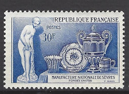 FRANCE 1957 TIMBRE 1094 BICENTENAIRE DE LA MANUFACTURE NATIONALE DE SEVRES BISCUIT LA BAIGNEUSE D APRES FALCONET - Unused Stamps