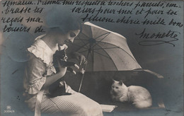 Fantaisie - CHATS - Femme Avec Un Parapluie - Carte Postale Ancienne - - Gatos