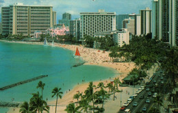 Hawaï - Royal Hawaiian Hotel Linking Waikiki Beacht On One Side And Kalakaua Avenue On The Other - Hawaï