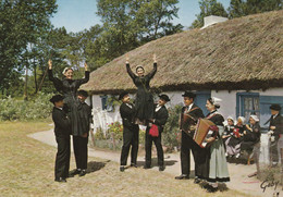 AU PAYS MARAICHIN. -  Groupe Folklorique Dansant Devant Une Bourrine - Danses