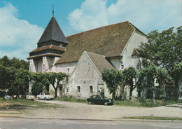 89 - HERY - TRES BELLE CARTE PHOTO EN COULEUR DE L'EGLISE DU VILLAGE - VEHICULES AUTOMOBILES - 2 SCANNS - - Hery