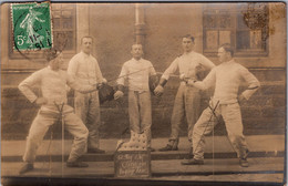 Carte-photo - Un Groupe D'amis - 60e Régiment D'Infanterie - Classe 1906 - Fencing