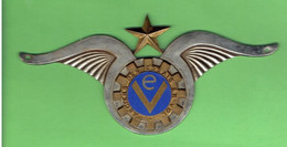 INSIGNE DE VEHICULE DES ANCIENS DES ESSAIS EN VOL DE CAZAUX BRETIGNY SUR ORGE AVIATION ARMEE DE L AIR GRAVEUR R. LOUIS - Aviazione