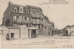 LE CROTOY (80) La Rue Des Chalets Et Les Cabines "Pour Location Des Cabines, Agence Malézieux Adjudicataire De La Plage" - Le Crotoy