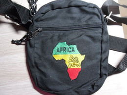 SACOCHE - PETIT SAC A BANDOULIERE REGLABLE - AFRICA VERT JAUNE ROUGE REGGAE LION - Otros & Sin Clasificación