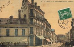 Tarbes * 1909 * Rue Des Grands Fossés * Pharmacie LENGELLEC G. DANTIN Pharmacien * Cpa Toilée Colorisée - Tarbes