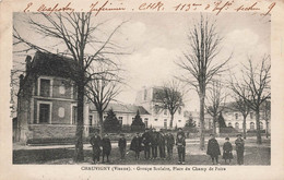 Chauvigny * Place Du Champ De Foire Et Le Groupe Scolaire * Villageois Enfants - Chauvigny