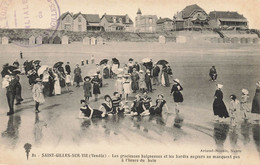 St Gilles Sur Vie * Les Gracieuses Baigneuses Et Les Hardis Nageurs Ne Manquent Pas à L'heure Du Bain * Baigneuse Mode - Saint Gilles Croix De Vie